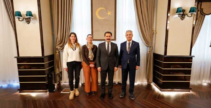 “Yaşayan İnsan Hazinesi” Emel Duman’a Hatay’da plaket