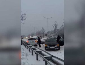 İstanbul’da kar nedeniyle oluşan trafik kazaları kamerada