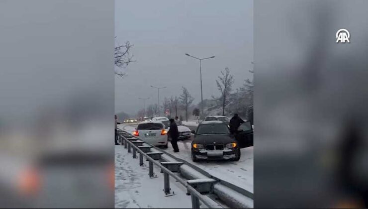 İstanbul’da kar nedeniyle oluşan trafik kazaları kamerada
