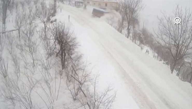 Ordu’da kamyonun şarampole devrildiği kaza kamerada