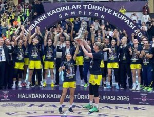 Şampiyon Fenerbahçe Opet kupasını aldı