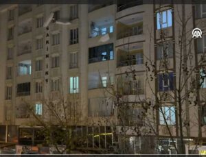 Siirt’te Çatıdan Kopan Kar Kütleleri Kafenin Çatısına Düştü