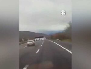 Sürücünün Yolcu Otobüsünü Acil Dönüşten Geçirmesi Kamerada