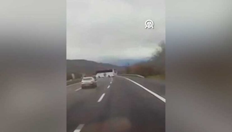 Sürücünün Yolcu Otobüsünü Acil Dönüşten Geçirmesi Kamerada