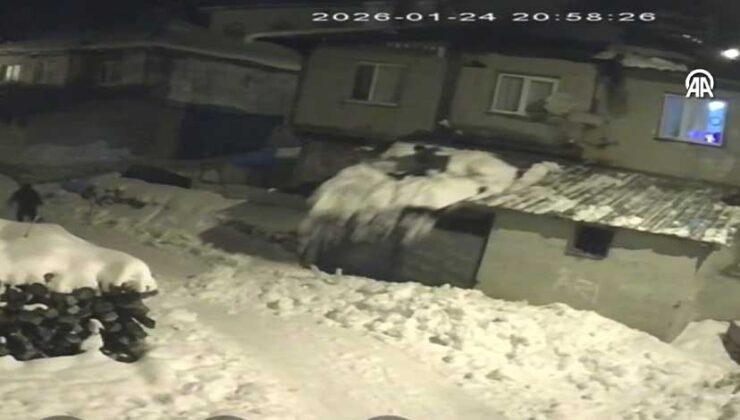 Tokat’ta çatıdan kar küreyen kişi kar kütlesiyle düştü
