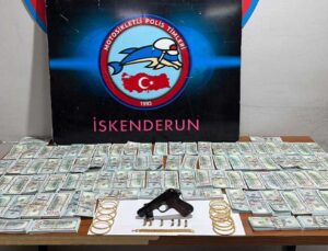 Hatay’da sahte döviz ve altın ele geçirilen otomobildeki 3 zanlı tutuklandı.