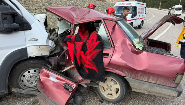 Burdur’da minibüsle otomobil çarpıştı: 2 ölü, 4 yaralı