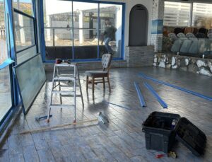 Alanya’da dev dalgaların restorana verdiği hasar kamerada