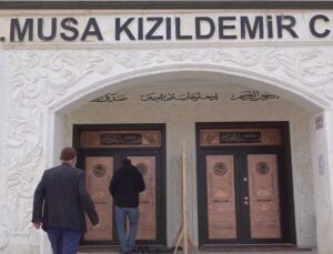 Şanlıurfa’da Camide Tavan Alçısı Cemaatin Üzerine Düştü