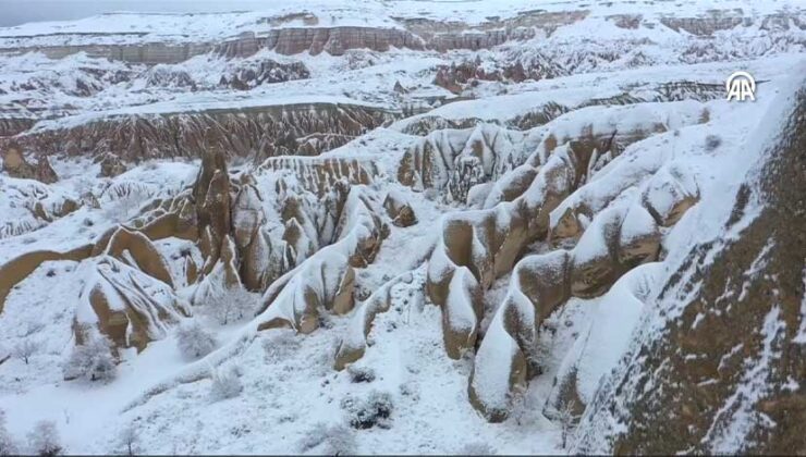 Kapadokya’da kar yağışı sonrası peribacaları beyaza büründü