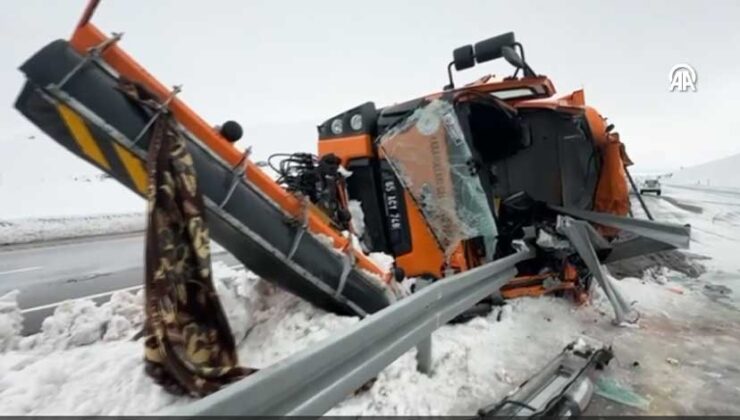 Van’da kar küreme aracı devrildi: 2 görevli hayatını kaybetti