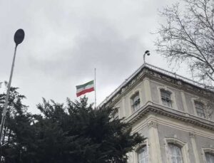 İran Başkonsolosluğu’nda Bayraklar Yarıya İndirildi