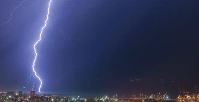 İskenderun Körfezi’nde Şimşek ve Yıldırım Etkili Oldu