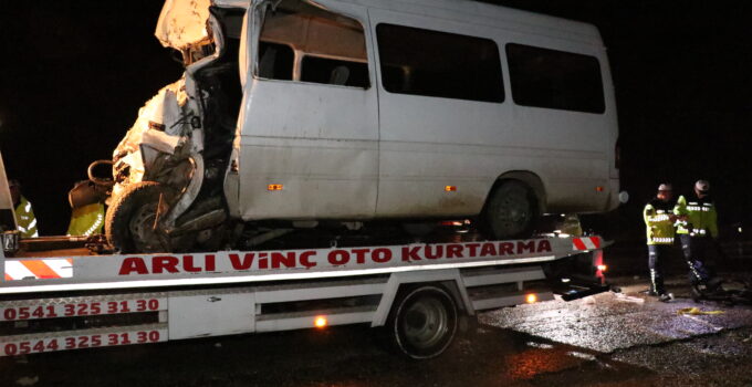 Burdur’da Minibüs ile Tır Çarpıştı: 7 kişi hayatını kaybetti