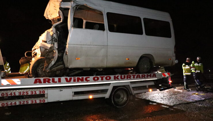 Burdur’da Minibüs ile Tır Çarpıştı: 7 kişi hayatını kaybetti