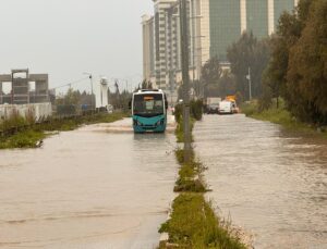 Hatay’da Sağanak: Araçlar Yolda Mahsur Kaldı
