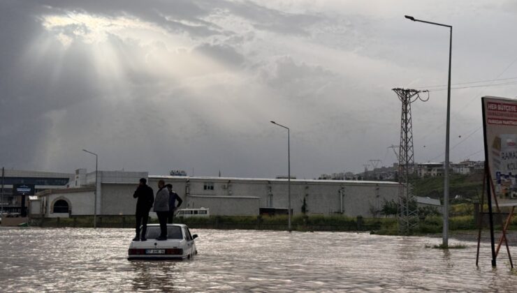Kahramanmaraş’ta sağanak hayatı durma noktasına getirdi
