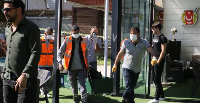 Antalya’da Reklam Panosunun İçinde Erkek Cesedi Bulundu