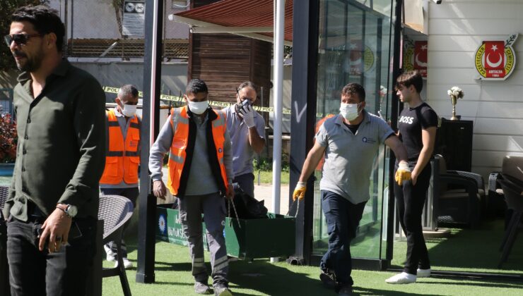 Antalya’da Reklam Panosunun İçinde Erkek Cesedi Bulundu