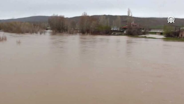 Sivas Zara’da Kızılırmak’ın taşması sonucu Canova köyü kısmen su altında kaldı