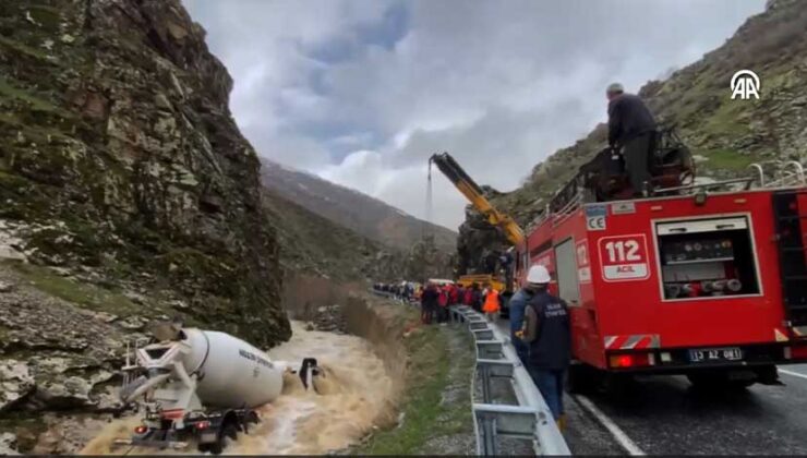 Bitlis’te Beton Mikseri Dereye Düştü: Sürücü Kayıp
