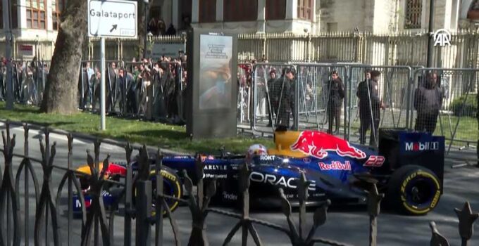 İstanbul’da Formula 1 Aracı Dolmabahçe’de Gösteri Yaptı