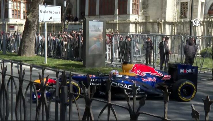 İstanbul’da Formula 1 Aracı Dolmabahçe’de Gösteri Yaptı