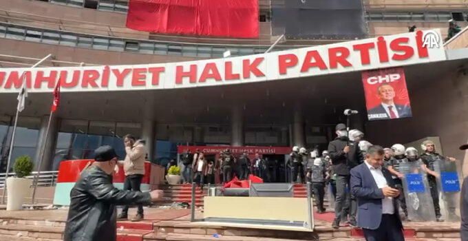 CHP Genel Merkezi’ne polis müdahalesi gerçekleşti