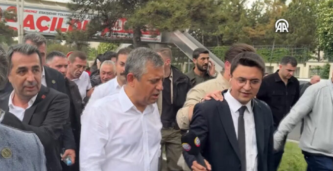 Özgür Özel CHP Genel Merkezi’nden ayrıldı