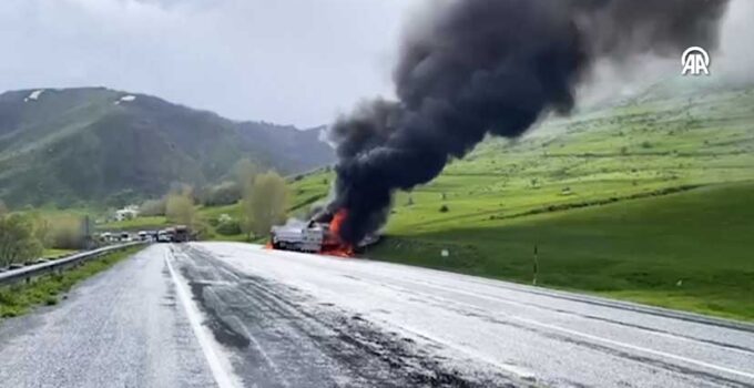Bitlis’te iki tır çarpıştı: 2 sürücü hayatını kaybetti