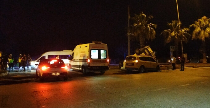 Manavgat’ta Taksiyle Çarpışan Araç Ters Döndü