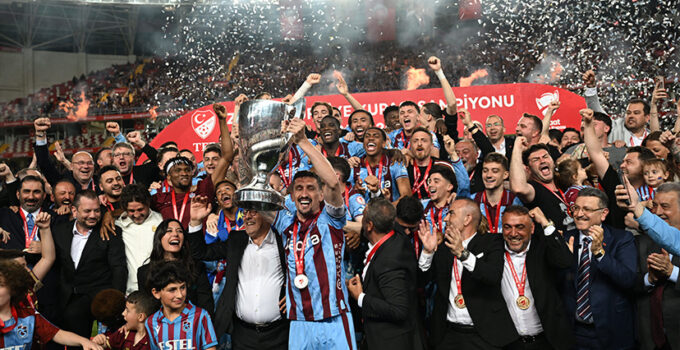 Trabzonspor Taraftarı Kupayı Meydanlarda Kutladı
