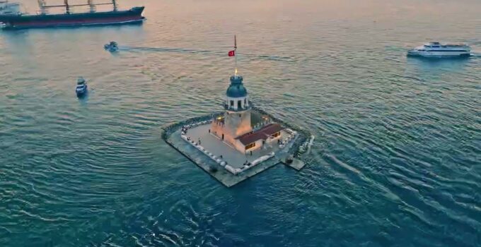 Kız Kulesi ve Üsküdar’da Gün Batımı Kartpostallık Görüntü