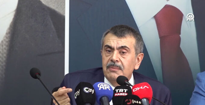 Bakan Tekin: ” Ben diyorum ki Osmanlı’yla Cumhuriyet’i barıştırmamız lazım”