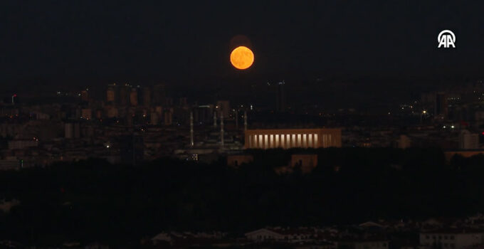 Ankara’da dolunay eşsiz bir manzara oluşturdu! 🌕