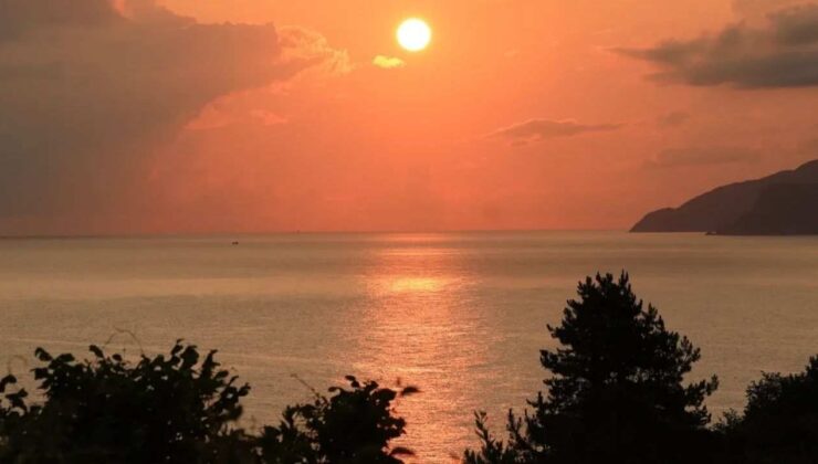 Kastamonu’nun Cide ilçesinde gün batımı güzel görüntüler oluşturdu