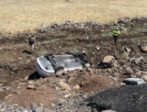 Şanlıurfa’da otomobil şarampole devrildi: 4 yaralı