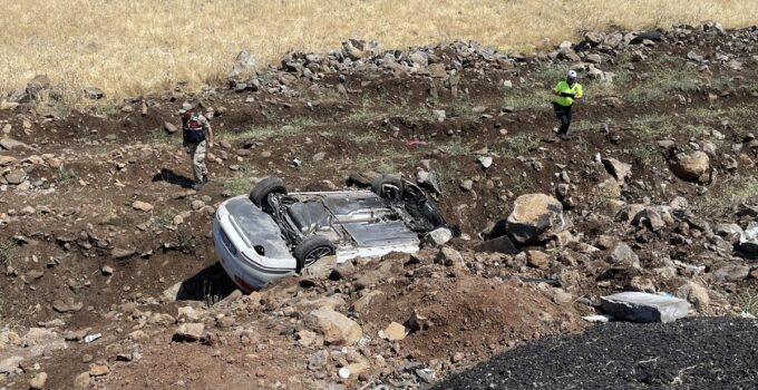 Şanlıurfa’da otomobil şarampole devrildi: 4 yaralı