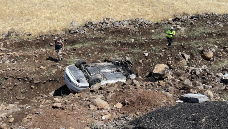 Şanlıurfa’da otomobil şarampole devrildi: 4 yaralı