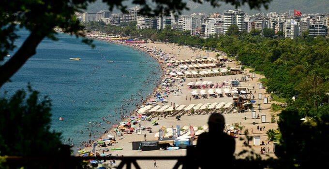 Antalya’da sıcaktan bunalanlar sahilleri doldurdu