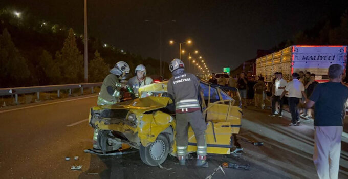 Hatay’da 3 araçlı kazada 1 kişi öldü, 4 kişi yaralandı