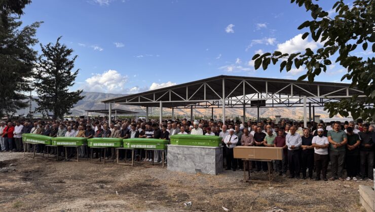Gaziantep’teki kazada hayatını kaybeden 7 kişilik aile Hatay’da defnedildi