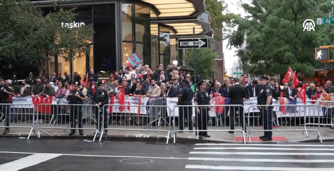 Cumhurbaşkanı Erdoğan New York’ta Sevgi Gösterileriyle Karşılandı