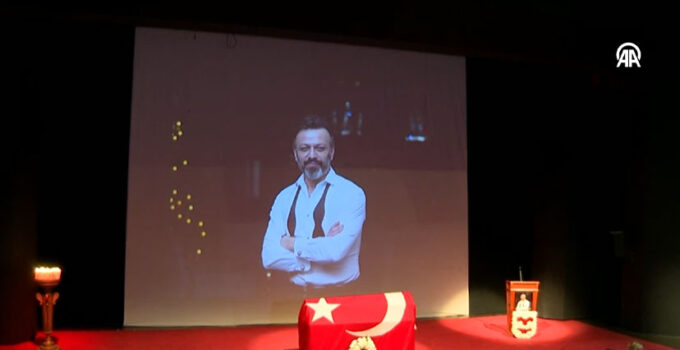 Oyuncu Serhat Kılıç için Muhsin Ertuğrul Sahnesi’nde anma töreni düzenlendi