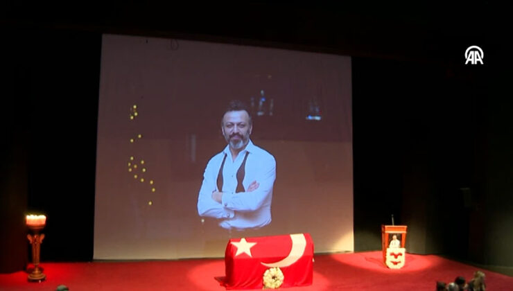Oyuncu Serhat Kılıç için Muhsin Ertuğrul Sahnesi’nde anma töreni düzenlendi